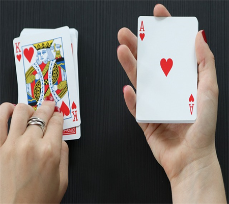 Chiến Lược Texas Hold'em: Cách Chơi Với Bộ Ba Lá Khi Có Lợi Thế Vị Trí Nhưng Không Có Quyền Ưu Tiên